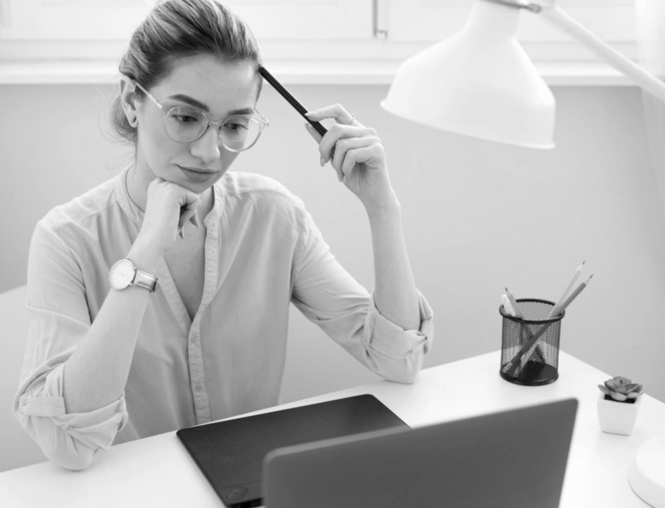 Teilnehmer bei der Arbeit an SEO-Projekten